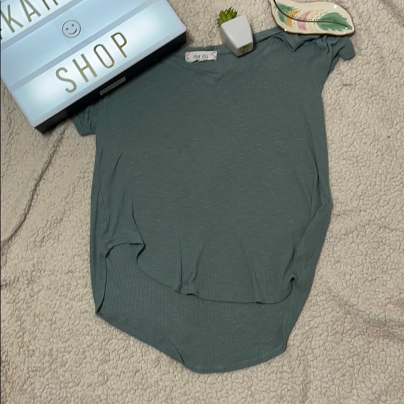 Green top - Picture 2 of 2